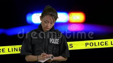 女警官在犯罪现场做笔录
